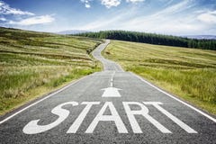 Linea di inizio sulla strada avanti che scompare nella distanza fotografie stock libere da diritti Linea di inizio sulla strada avanti che scompare nella distanza fotografie stock libere da diritti