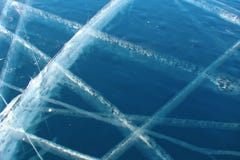 Linee d'intersezione bianche su ghiaccio trasparente blu scuro immagini stock Linee d'intersezione bianche su ghiaccio trasparente blu scuro immagini stock