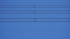 Linee elettriche con tre cerchi nel mezzo immagine stock libera da diritti Linee elettriche con tre cerchi nel mezzo immagine stock libera da diritti