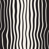 Linee ondulate diagonali disegnate a mano in bianco e nero senza cuciture modello di vettore Progettazione a mano libera astratta Immagini Stock Linee ondulate diagonali disegnate a mano in bianco e nero senza cuciture modello di vettore Progettazione a mano libera astratta Immagini Stock