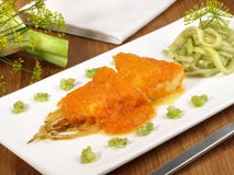 Linguado - Salmon Appetizer com salada imagens de stock royalty free Linguado - Salmon Appetizer com salada imagens de stock royalty free