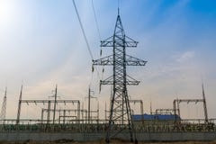 Linha elétrica de alta tensão que sae do central elétrica imagens de stock Linha elétrica de alta tensão que sae do central elétrica imagens de stock