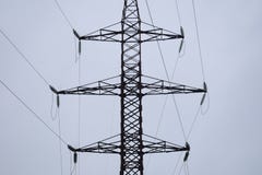 Linhas de transmissão de alta tensão do ar de energia elétrica As linhas aéreas colocam a eletricidade acima da terra através dos foto de stock Linhas de transmissão de alta tensão do ar de energia elétrica As linhas aéreas colocam a eletricidade acima da terra através dos foto de stock