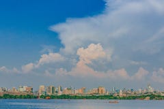 Linia horyzontu Hangzhou nad Zachodnim jeziorem pod chmurami i niebem, w Hangzhou, Chiny obrazy stock Linia horyzontu Hangzhou nad Zachodnim jeziorem pod chmurami i niebem, w Hangzhou, Chiny obrazy stock