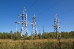 Linii energetycznych poparcia blisko lasu obraz stock Linii energetycznych poparcia blisko lasu obraz stock