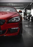 Linterna trasera de un coche rojo de lujo moderno, detalle auto, concepto del mantenimiento del coche en el garaje imagenes de archivo Linterna trasera de un coche rojo de lujo moderno, detalle auto, concepto del mantenimiento del coche en el garaje imagenes de archivo