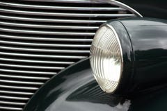 Linterna y parrilla clásicas del coche Imagen de archivo libre de regalías Linterna y parrilla clásicas del coche Imagen de archivo libre de regalías