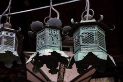 Linternas de bronce en la entrada de la capilla de Nigatsudo Hall Nigatsu-Do, parte del complejo de Todai-Ji en Nara, Japón fotografía de archivo libre de regalías Linternas de bronce en la entrada de la capilla de Nigatsudo Hall Nigatsu-Do, parte del complejo de Todai-Ji en Nara, Japón fotografía de archivo libre de regalías