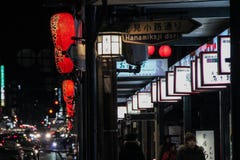 Linternas japonesas coloridas y brillantes en la calle esta noche fotografía de archivo libre de regalías Linternas japonesas coloridas y brillantes en la calle esta noche fotografía de archivo libre de regalías