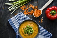Linzesoep met greens Gezonde Levensstijl Dieet menu Donkere houten achtergrond Mening van hierboven stock foto's Linzesoep met greens Gezonde Levensstijl Dieet menu Donkere houten achtergrond Mening van hierboven stock foto's