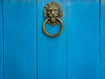 Lion Head Door Knocker op Blauwe Houten Deur stock afbeeldingen Lion Head Door Knocker op Blauwe Houten Deur stock afbeeldingen