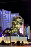 Lion Statue dans la scène du centre de nuit de Las Vegas image libre de droits Lion Statue dans la scène du centre de nuit de Las Vegas image libre de droits