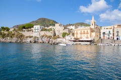 Lipari stad som ses från havet royaltyfria bilder Lipari stad som ses från havet royaltyfria bilder