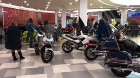 Lipetsk, Federação Russa - 13 de janeiro de 2018: Exposição de motocicletas velhas do vintage, vídeo do lapso de tempo vídeos de arquivo Lipetsk, Federação Russa - 13 de janeiro de 2018: Exposição de motocicletas velhas do vintage, vídeo do lapso de tempo vídeos de arquivo