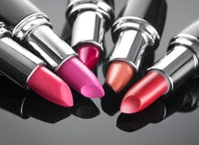 Lippenstift Professionele Make-up en Schoonheid Het paletclose-up van lippenstifttinten Kleurrijke lippenstiften over zwarte Royalty-vrije Stock Afbeelding Lippenstift Professionele Make-up en Schoonheid Het paletclose-up van lippenstifttinten Kleurrijke lippenstiften over zwarte Royalty-vrije Stock Afbeelding