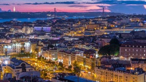 Lisboa após a ideia aérea do panorama do por do sol do centro de cidade com os telhados vermelhos no dia do outono ao timelapse d filme Lisboa após a ideia aérea do panorama do por do sol do centro de cidade com os telhados vermelhos no dia do outono ao timelapse d filme