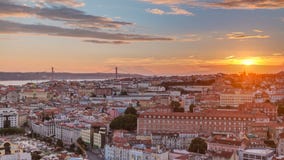 Lisboa na ideia aérea do panorama do por do sol do centro de cidade com os telhados vermelhos no outono que nivela o timelapse, P vídeos de arquivo Lisboa na ideia aérea do panorama do por do sol do centro de cidade com os telhados vermelhos no outono que nivela o timelapse, P vídeos de arquivo
