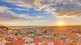 Lisboa na ideia aérea do panorama do por do sol do centro de cidade com os telhados vermelhos no outono que nivela o timelapse, P vídeos de arquivo Lisboa na ideia aérea do panorama do por do sol do centro de cidade com os telhados vermelhos no outono que nivela o timelapse, P vídeos de arquivo