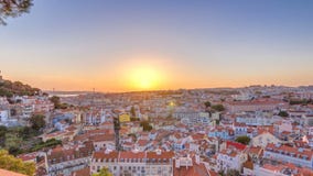 Lisboa na ideia aérea do panorama do por do sol do centro de cidade com os telhados vermelhos no outono que nivela o timelapse, P filme Lisboa na ideia aérea do panorama do por do sol do centro de cidade com os telhados vermelhos no outono que nivela o timelapse, P filme