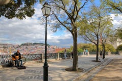 LISBOA, PORTUGAL - 4 DE NOVIEMBRE DE 2017: El punto de vista Miradorou de Pedro de Alcantara del sao en vecindad del alto de Bair imagen de archivo LISBOA, PORTUGAL - 4 DE NOVIEMBRE DE 2017: El punto de vista Miradorou de Pedro de Alcantara del sao en vecindad del alto de Bair imagen de archivo