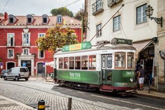 Lisbon zieleni tramwaj W Alfama terenie Lisbon Portugalia obraz royalty free Lisbon zieleni tramwaj W Alfama terenie Lisbon Portugalia obraz royalty free
