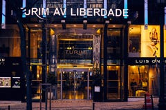 Lissabon, Portugal - Januar 2018 Hotel Turim auf der Hauptstraße von Lissabon Nachtaufnahme mit Leuchtorangefenstern und -schauka lizenzfreies stockbild Lissabon, Portugal - Januar 2018 Hotel Turim auf der Hauptstraße von Lissabon Nachtaufnahme mit Leuchtorangefenstern und -schauka lizenzfreies stockbild