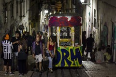 LISSABON PORTUGAL - JUNI 21, 2018: Ungdomarsom tycker om på staden vid natt arkivfoto LISSABON PORTUGAL - JUNI 21, 2018: Ungdomarsom tycker om på staden vid natt arkivfoto