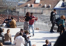 Lissabon Portugal - Mars 2018 - folk som har tango som dansar i en offentlig fyrkant arkivfoto Lissabon Portugal - Mars 2018 - folk som har tango som dansar i en offentlig fyrkant arkivfoto