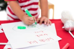 List d'envie de fête d'écriture de petit garçon photographie stock libre de droits List d'envie de fête d'écriture de petit garçon photographie stock libre de droits