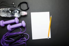 Lista degli argomenti per gli sport e peso di perdita contro lo sfondo dell'attrezzatura di forma fisica Priorit? bassa nera immagini stock libere da diritti Lista degli argomenti per gli sport e peso di perdita contro lo sfondo dell'attrezzatura di forma fisica Priorit? bassa nera immagini stock libere da diritti