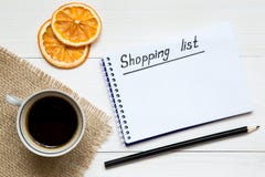 Lista di acquisto sul blocco note sulla tavola di legno bianca, spazio della copia per il vostro testo fotografia stock libera da diritti Lista di acquisto sul blocco note sulla tavola di legno bianca, spazio della copia per il vostro testo fotografia stock libera da diritti