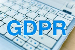 Listów GDPR Ogólnych dane ochrony przepis przed laptop klawiaturą zdjęcie stock Listów GDPR Ogólnych dane ochrony przepis przed laptop klawiaturą zdjęcie stock