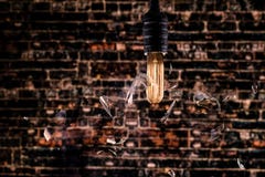 Lit Edison Bulb Shattering Prior aan gloeidraad die zich uitbranden royalty-vrije stock foto's Lit Edison Bulb Shattering Prior aan gloeidraad die zich uitbranden royalty-vrije stock foto's