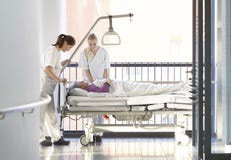 Lit patient de couloir d'infirmière photographie stock libre de droits Lit patient de couloir d'infirmière photographie stock libre de droits