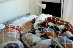 Lit qui n'est pas encore fait après s'être réveillé pendant le matin Photo libre de droits Lit qui n'est pas encore fait après s'être réveillé pendant le matin Photo libre de droits