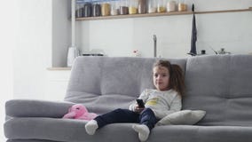 Lite hoppar flickan på soffan arkivfilmer Lite hoppar flickan på soffan arkivfilmer