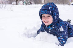 Lite ser barnet ut ur snön eller styckena av is Ett barn p royaltyfria bilder Lite ser barnet ut ur snön eller styckena av is Ett barn p royaltyfria bilder