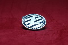 Litecoin d'argento su un fondo rosso immagini stock Litecoin d'argento su un fondo rosso immagini stock