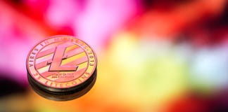 Litecoin est un nouveau concept d'argent virtuel sur un backgro coloré photo libre de droits Litecoin est un nouveau concept d'argent virtuel sur un backgro coloré photo libre de droits