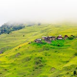 Liten bergby i morgonmist Georgia, Tusheti arkivbild Liten bergby i morgonmist Georgia, Tusheti arkivbild