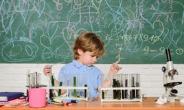 Liten elev som l?r kemi i skola Kemilaboratorium ( Studiebidrag och royaltyfri foto Liten elev som l?r kemi i skola Kemilaboratorium ( Studiebidrag och royaltyfri foto