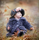 Liten flicka i höstpark Royaltyfri Fotografi Liten flicka i höstpark Royaltyfri Fotografi