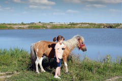 Liten flicka med ponnyhästen Fotografering för Bildbyråer Liten flicka med ponnyhästen Fotografering för Bildbyråer