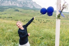 Liten flicka som spelar utomhus med ballonger royaltyfri foto Liten flicka som spelar utomhus med ballonger royaltyfri foto