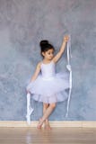 Liten flickaballerina i en vit ballerinakjol arkivbilder Liten flickaballerina i en vit ballerinakjol arkivbilder