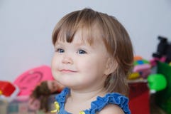 Liten flickaståenden som ler gulligt härligt, behandla som ett barn caucasian litet barn royaltyfri fotografi Liten flickaståenden som ler gulligt härligt, behandla som ett barn caucasian litet barn royaltyfri fotografi