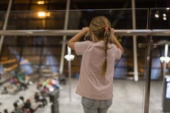 Liten f?rtjusande unge bakifr?n som v?ntar p? logi i flygplatsterminal royaltyfri fotografi Liten f?rtjusande unge bakifr?n som v?ntar p? logi i flygplatsterminal royaltyfri fotografi
