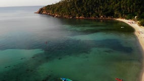 Liten Koh Ma f?r flyg- surrsikt ?, Ko Phangan Thailand Panorama- landskap f?r exotisk kust, Mae Haad strand, sommardag stock video Liten Koh Ma f?r flyg- surrsikt ?, Ko Phangan Thailand Panorama- landskap f?r exotisk kust, Mae Haad strand, sommardag stock video