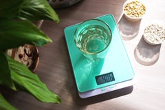 Liten kökskala för vägning av produkter i köket Passande i förberedelsen av produkter fotografering för bildbyråer Liten kökskala för vägning av produkter i köket Passande i förberedelsen av produkter fotografering för bildbyråer