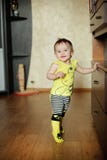 Liten moders dotter som poserar i kläder med en modell av gula bin royaltyfria bilder Liten moders dotter som poserar i kläder med en modell av gula bin royaltyfria bilder